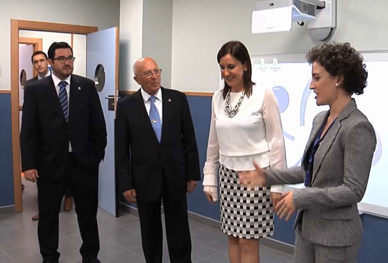 Leandro Benito (entonces alcalde) y Mar�a Jos� Catal�, cuando era consellera de Educaci�n, durante la inauguraci�n del centro el 22 de octubre de 2013.  EPDA