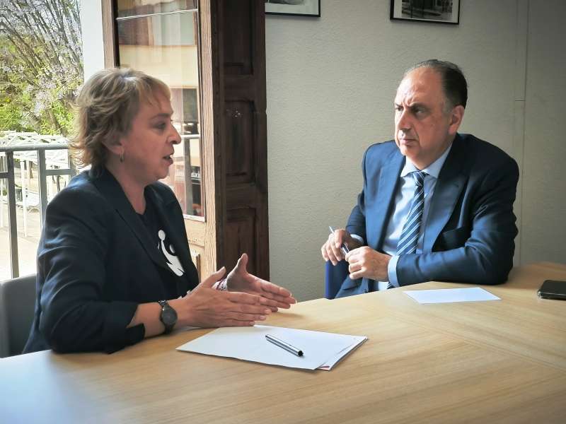 La alcaldesa de Benetsser, Eva Sanz, con el conseller, Juan Carlos Valderrama. EPDA