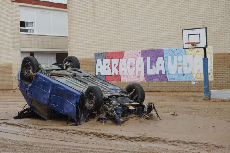 Un coche volcado frente a un colegio pblico en Alfalfar, Valencia. EFEKai Forsterling