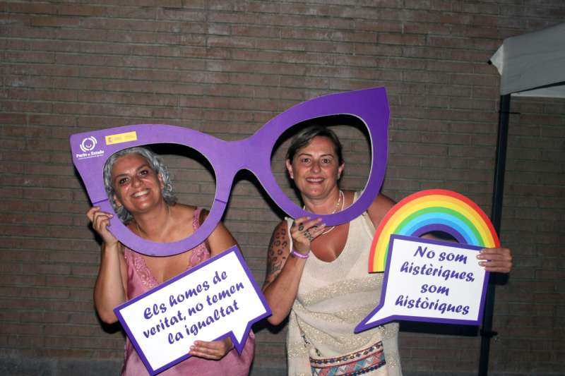 Dos dones amb els cartells contra la violència masclista. EPDA