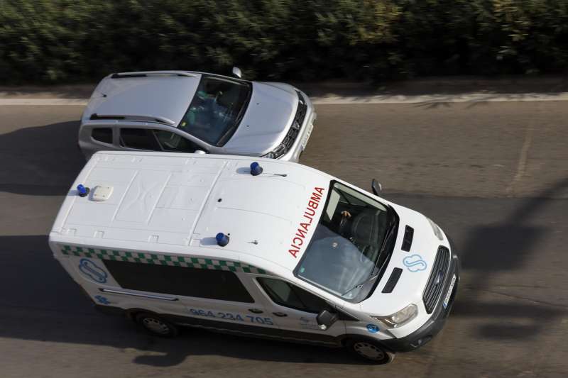 Una ambulancia circula por Valncia EFEAna Escobar Archivo

