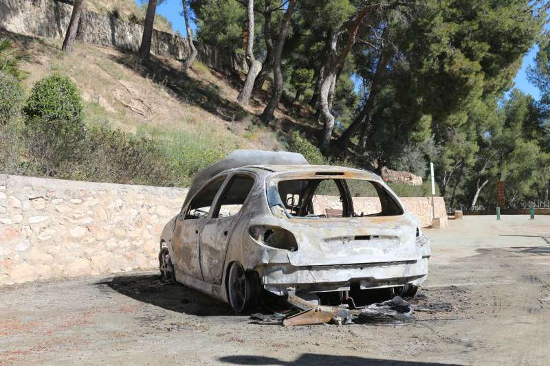Un coche incendiado, en una imagen de archivo. 