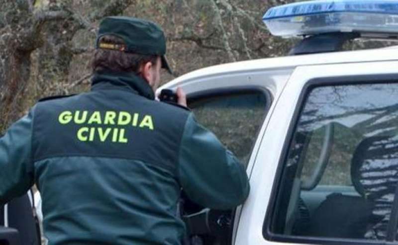 La Guardia Civil ha querido agradecer a un joven vecino que ayudó en el rescate. /EPDA