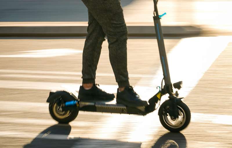 Un hombre circula con un patinete elctrico. EFEEnric FontcubertaArchivo