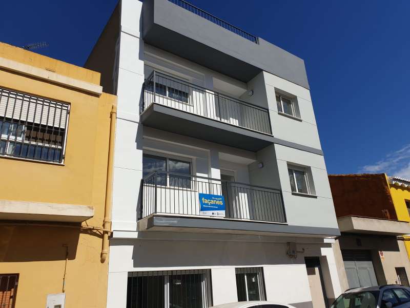 Una de las fachadas rehabilitadas en Riba-roja de Túria. /EPDA