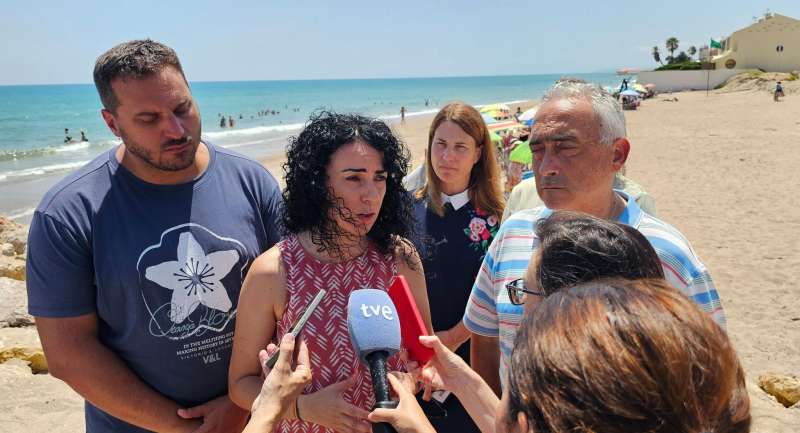 Lalcaldessa de Tavernes de la Valldigna, Lara Romero, explica als mitjans de comunicaci en qu consistir el projecte.  EPDA