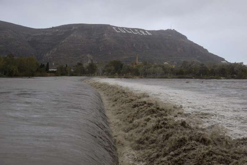 Vista general del ro Jcar a su paso por Cullera que lleva un gran caudal debido a las lluvias torrenciales que afectan a la Comunitat Valenciana. EFEAyuntamiento Cullera