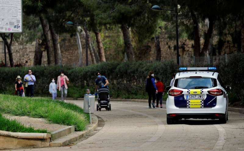 Un coche de la Polica Local de Valencia circula por el jardn del rio Turia de Valncia. EFEManuel BruqueArchivo