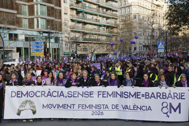Cabecera de la manifestaci�n convocada por el Moviment Feminista de Valencia con motivo del 8M que ha recorrido las calles de la capital valenciana este domingo. EFE Ana Escobar