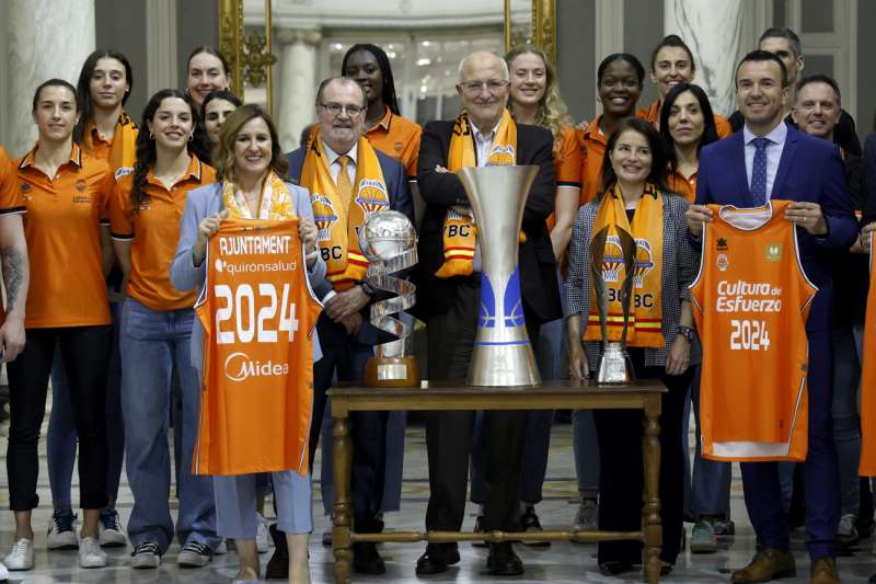 El presidente del Valencia Basket, Juan Roig (c), y la alcaldesa de Valencia, Mara Jos Catal (3 i), posan con el equipo durante la celebracin del titulo de la Liga Femenina. EFEMiguel ngel Polo