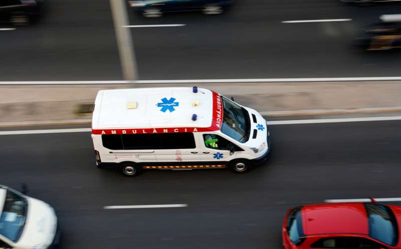 En la imagen, una ambulancia, hoy en valencia, a su llegada al Hospital Clínico.Archivo/EFE/Kai Försterling
