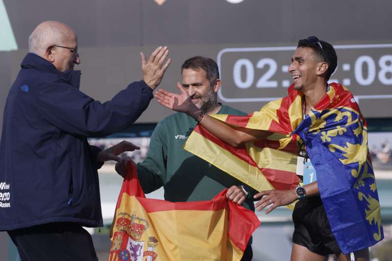 El presidente del Mercadona, Juan Roig (i) felicita al espaol Ibrahin Chakir (d), tras ser el primer nacional en cruzar la lnea de meta durante la cuadragsima cuarta edicin de la Maratn Valencia Trinidad Alfonso celebrada este domingo. EFE Kai Forsterling
