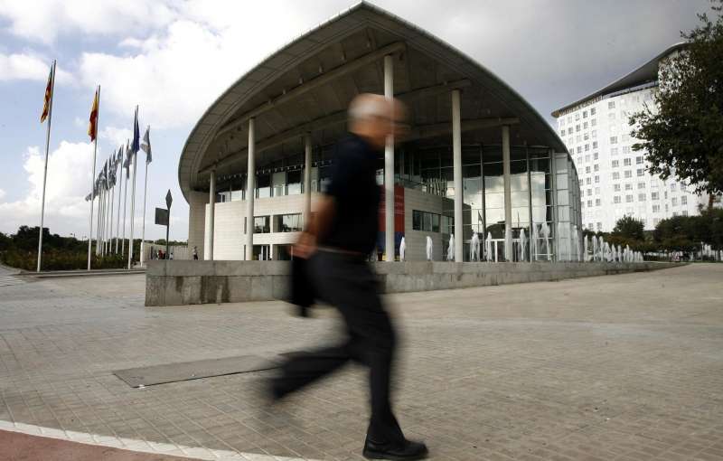 Un hombre pasa por delante del Palacio de Congresos de Valncia, en una imagen de archivo.- EFEKai Frsterling