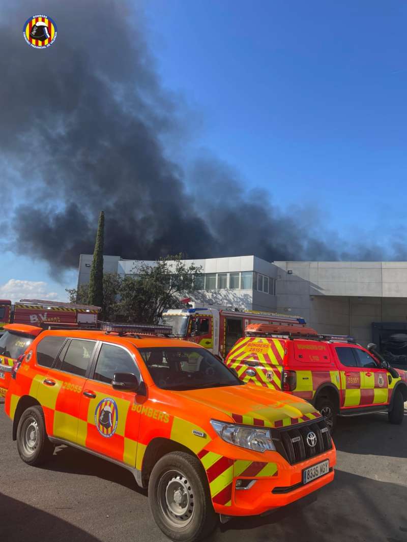 La gran columna de humo negro generada por el incendio.EPDA