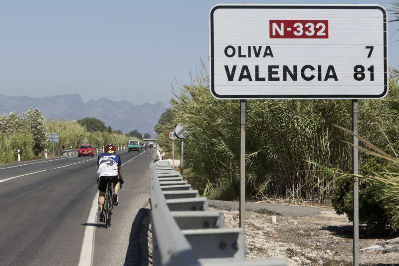 Imagen de archivo de una carretera en el trmino municipal de Oliva (Valencia). EFENatxo Francs