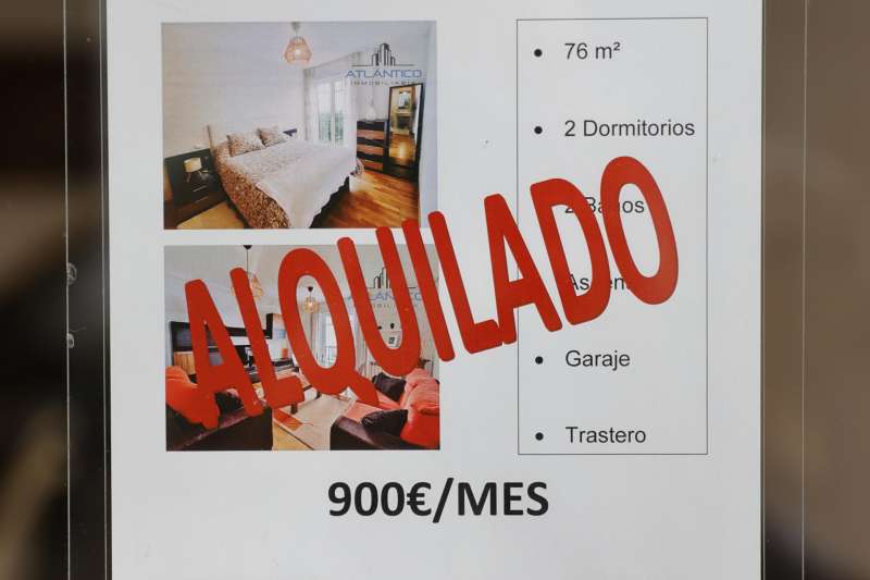 Anuncios de viviendas en venta y alquiler en una inmobiliaria. EFECabalarArchivo
