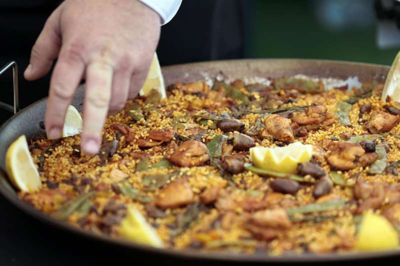 Detalle de una de las Paellas cocinadascon motivo de la celebraciÃ³n del DÃ­a Internacional de la Paella. Archivo/EFE/Biel AliÃ±o
