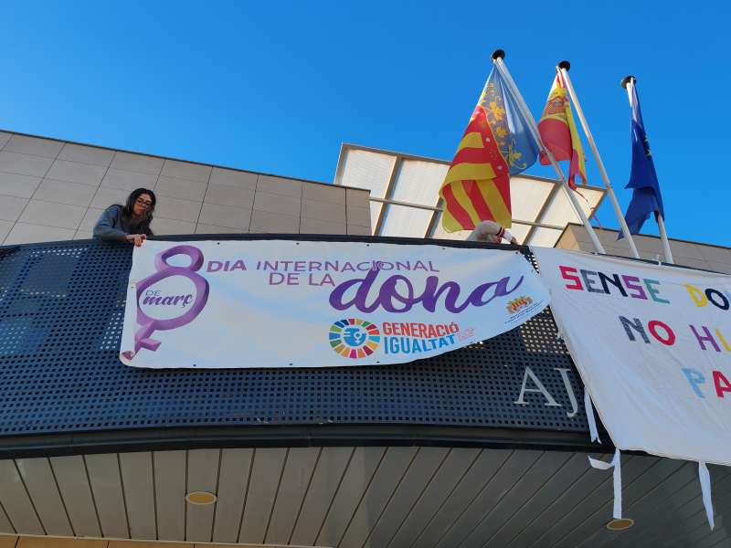 La pancarta que Canet colg� en el ayuntamiento el pasado 8 de marzo.  EPDA