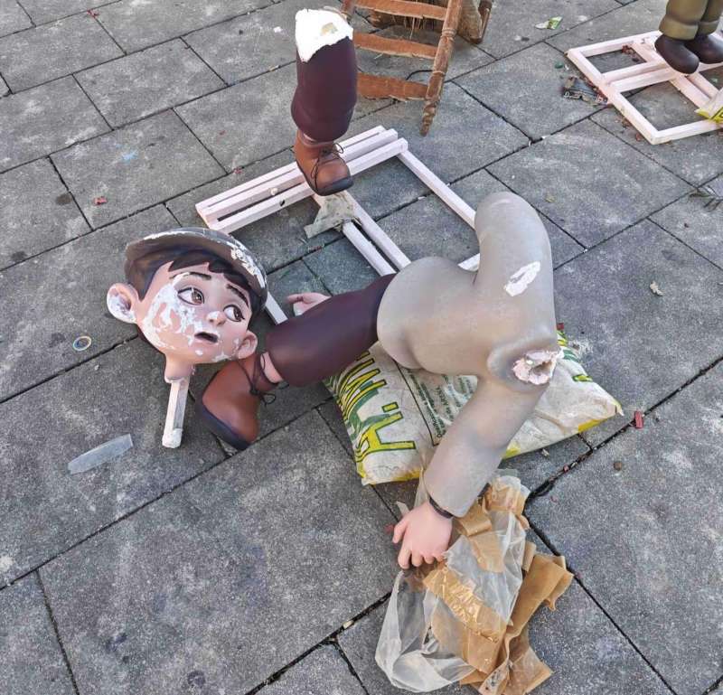 Imagen de varios ninots destrozados publicada por la comisi�n fallera en sus redes.  EFE
