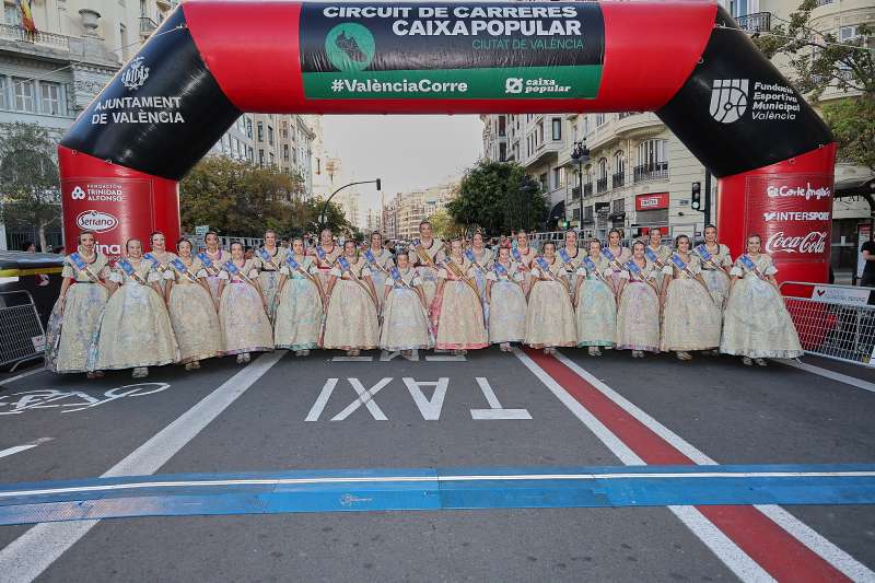 Las Falleras Mayores y sus cortes al inicio de la carrera. EPDA