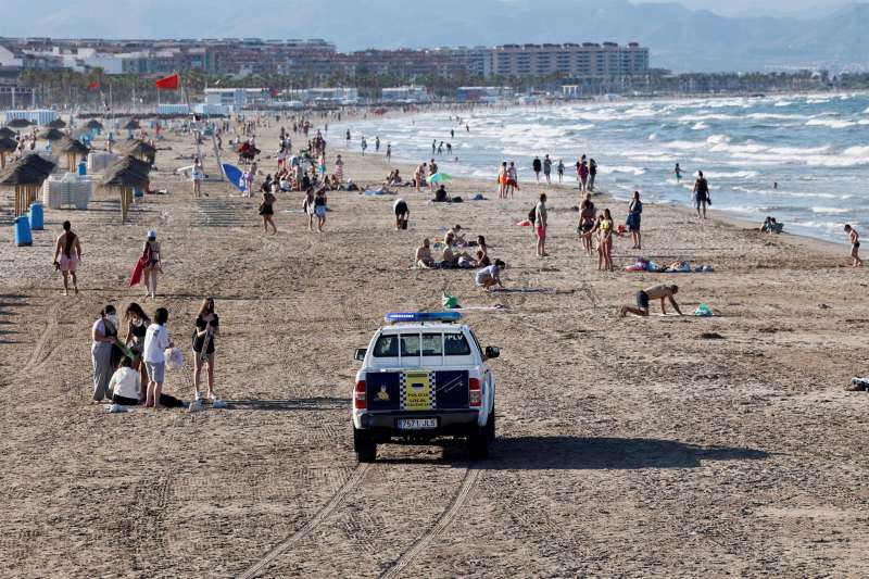 Agentes de la Policía Local de València desalojan la playa de Las Arenas de Valencia con motivo de la prohibición de la celebración de la noche de San Juan el pasado mes de junio. EFE/Biel Aliño/Archivo