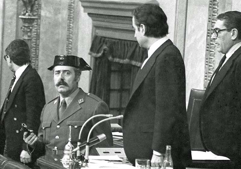 El teniente coronel Antonio Tejero irrumpe, pistola en mano, en el Congreso de los Diputados durante la segunda votacin de investidura de Leopoldo Calvo Sotelo como presidente del Gobierno. EFEManuel H. de Len.