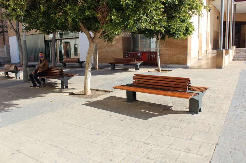 Nuevos bancos en la plaza Mayor de Almàssera. EPDA