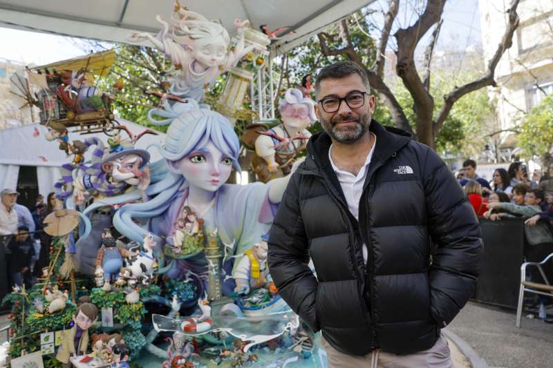 Zvonimir Ostoic ante la falla infantil ganadora de la comisi�n Espartero-Gran V�a Ram�n y Cajal. EFEManuel Bruque