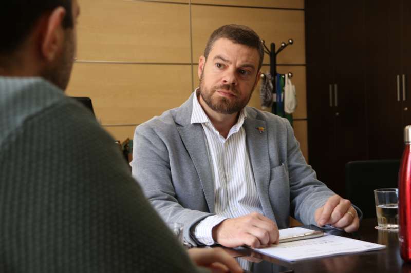 L?alcalde de la Pobla de Farnals, Enric Palanca, durant l?entrevista al seu despatx.JUDITH CELMA