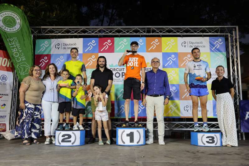 Entrega de trofeos a los corredores locales.EPDA