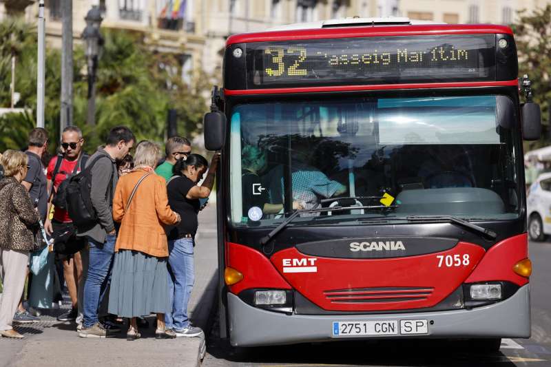 Varias personas suben a un autobs de la Empresa Municipal de Transportes (EMT) de Valncia. EFEAna Escobar