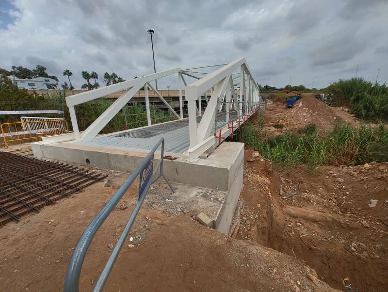 La reposicin de la conexin ciclo-peatonal se ha resuelto mediante esta nueva pasarela, consistente en una estructura metlica que se alza sobre el barranco de Picassent y se apoya en ambas mrgenes.EPDA