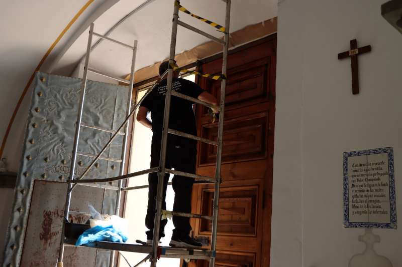Un operario trabaja en el portn de la Ermita. EPDA
