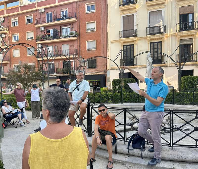Un momento de la reunin convocada en la plaza de Joan de Vila-rasa.EPDA