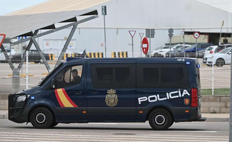 Un coche de policía circula por una calle. EFE/ Fernando Villar/Archivo