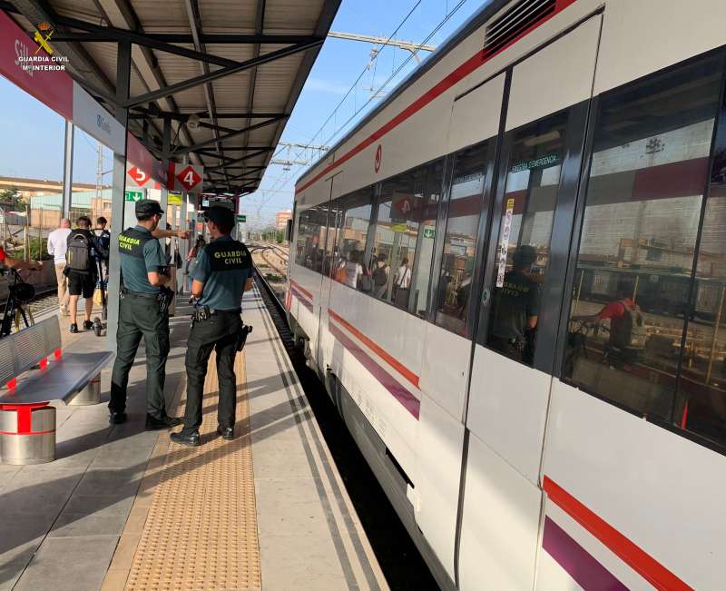 Los agentes recibieron el aviso de que el fugado podría llegar en tren a Valencia. /EPDA