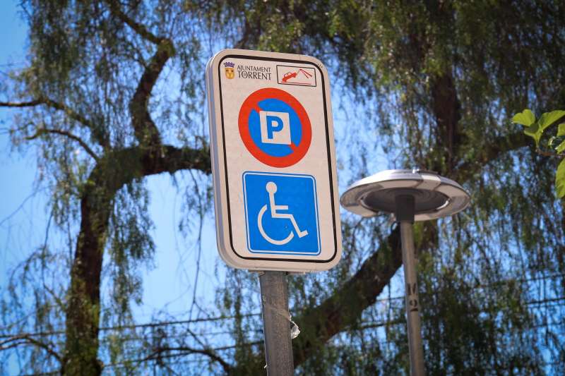 La sealizacin de una plaza de aparcamiento para personas con movilidad reducida. EPDA