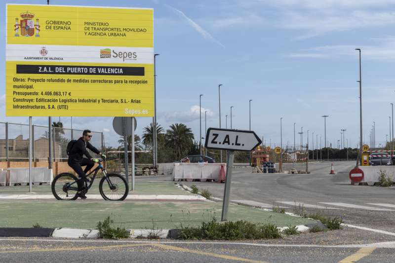 Un ciclista circula cerca de la Zona de Actividades Log�sticas (ZAL) del Puerto de Valencia. EFEBiel Ali�o
