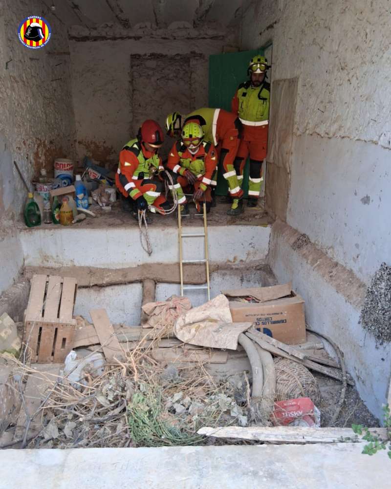 Varios bomberos durante los trabajos de rescate de una mujer que ca�do unos 2,5 metros al ceder el suelo de una vivienda sobre un foso. EFEConsorcio Provincial de Bomberos de Valencia
