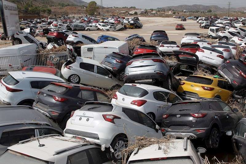 Una campa de coches daados por la dana. EFE