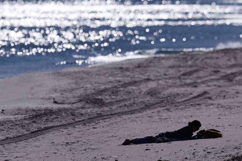 Una mujer descansa sobre la arena este sbado por la playa del Marenyet de Cullera. Archivo EFE Kai Frsterling
