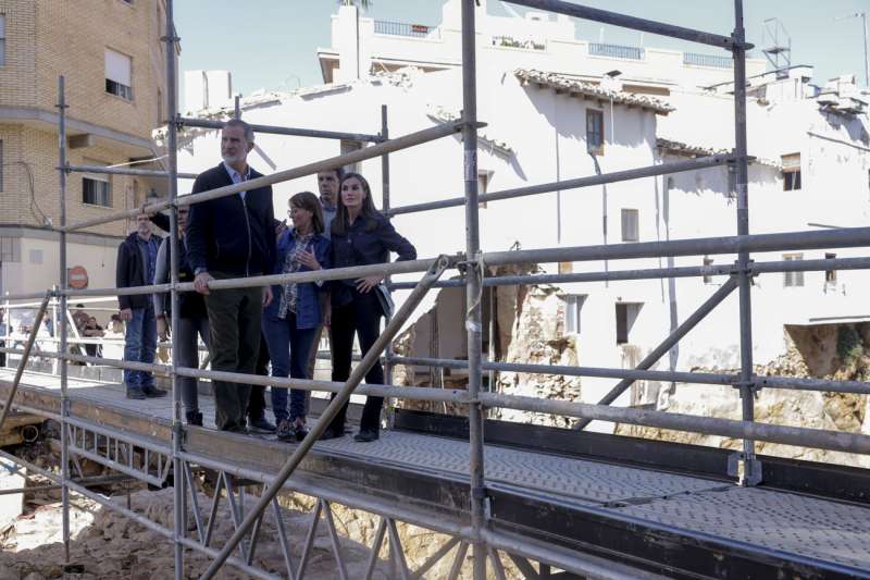 Los reyes Felipe y Letizia, acompaados del president de la Generalitat Valenciana, Carlos Mazn, y la alcaldesa de Chiva, Amparo Fort, durante su visita a la localidad valenciana de Chiva este martes. EFEKai Frsterling
