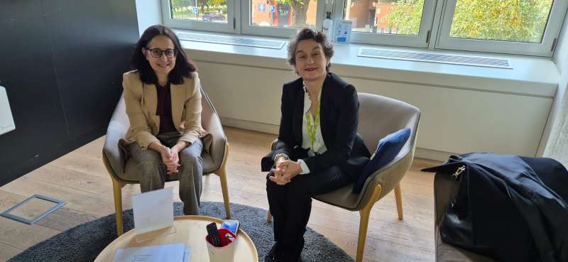 Rosa Mara Prieto, presidenta de Saggas, y Mar Chao, presidenta de la Autoridad Portuaria de Valencia (APV), en la firma del acuerdo.  EPDA