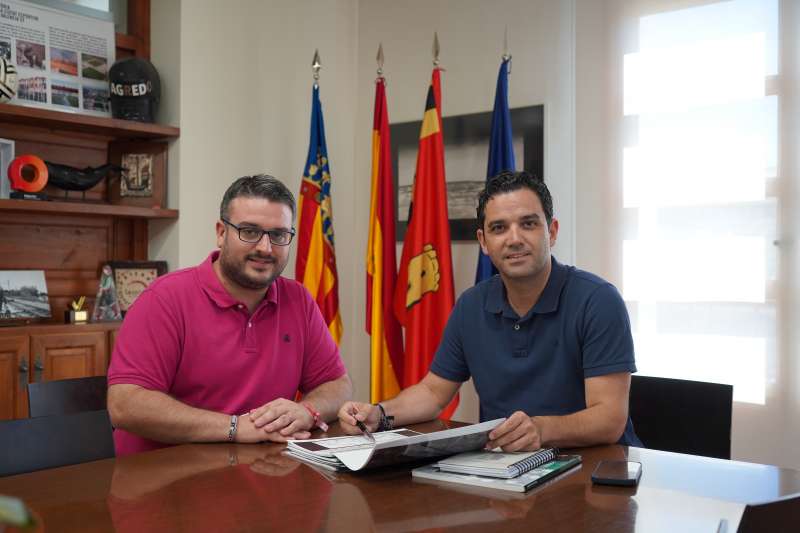 El alcalde, Sagredo, con el concejal de Hacienda, Roberto Usina. EPDA