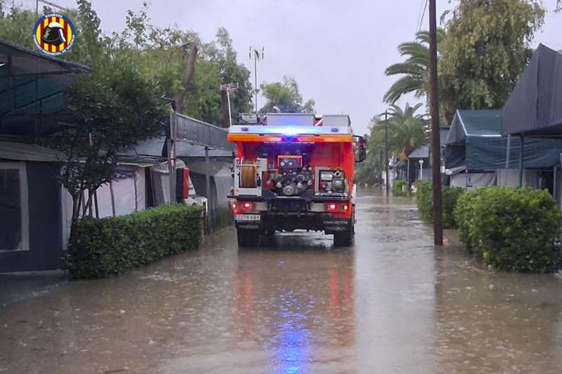 Los bomberos del Consorcio Provincial de Valencia en una de sus intervenciones por las fuertes lluvias, en este caso en la Ribera Baixa. EFEConsorcio Provincial de Bomberos de Valencia