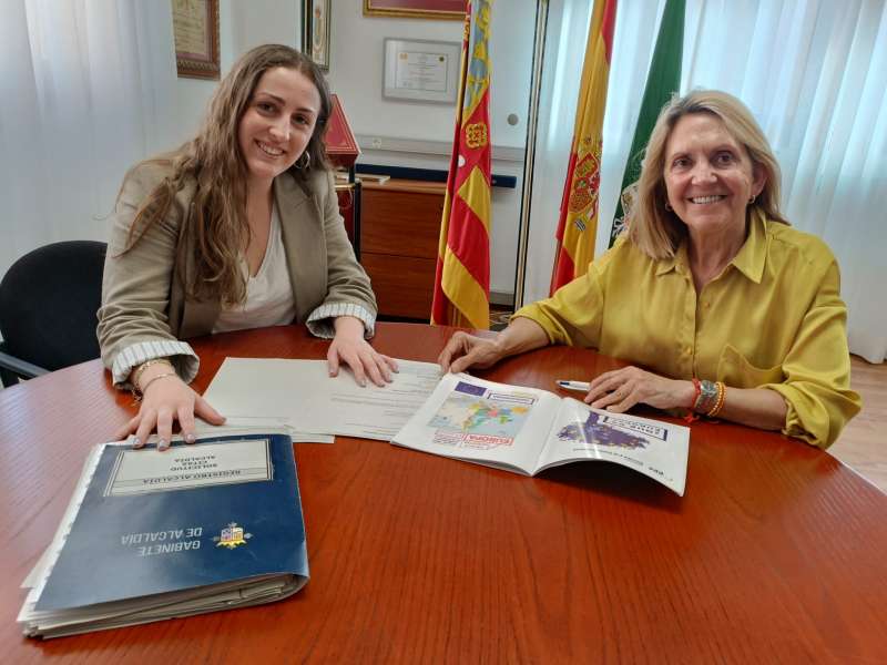 La concejal de Fondos Europeos, Diana Zaragoz, y la alcaldesa de Btera, Elia Verdevo. EPDA