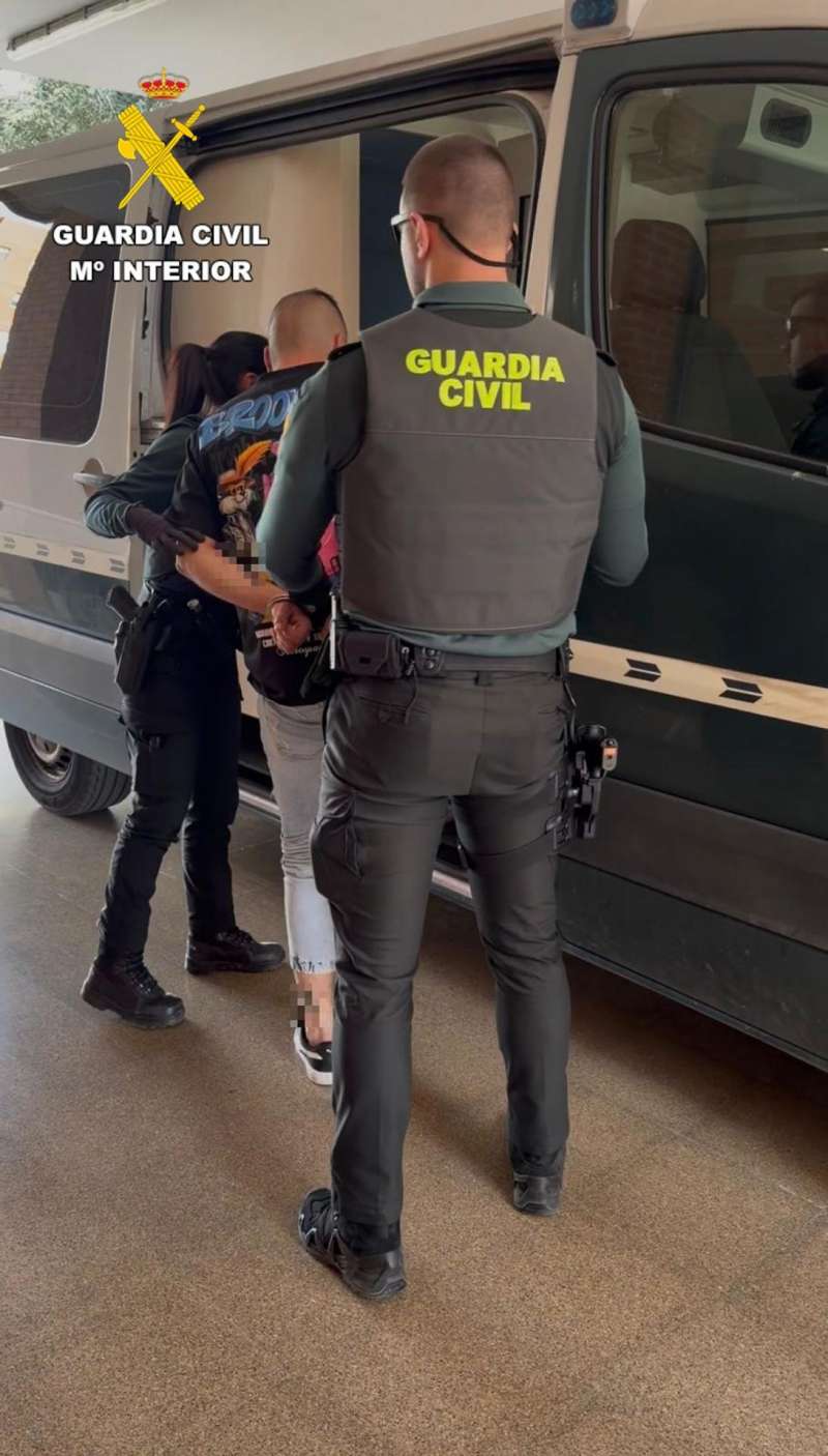 Traslado del detenido, en una imagen de la Guardia Civil. / EPDA
