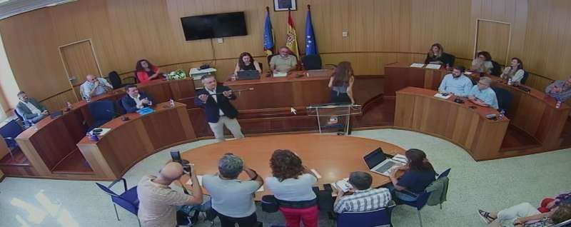 Santafosta alza la vara de mando ante el pleno. EPDA
