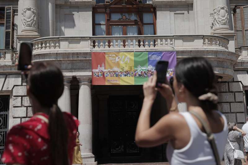 Bandera LGTBI y pancarta del Orgullo colgadas en la fachada del ayuntamiento de Valncia, en una imagen de archivo. EFEManuel Bruque
