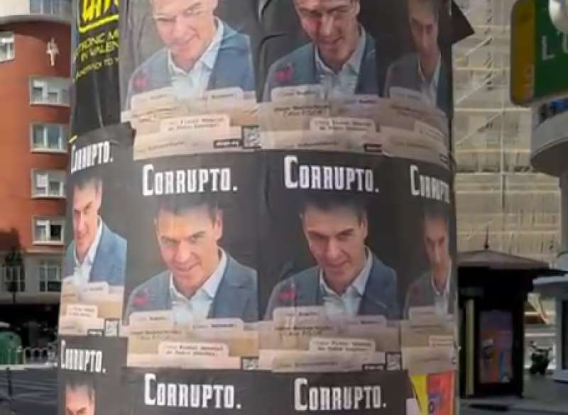 Carteles aparecidos hoy en Valencia. EPDA